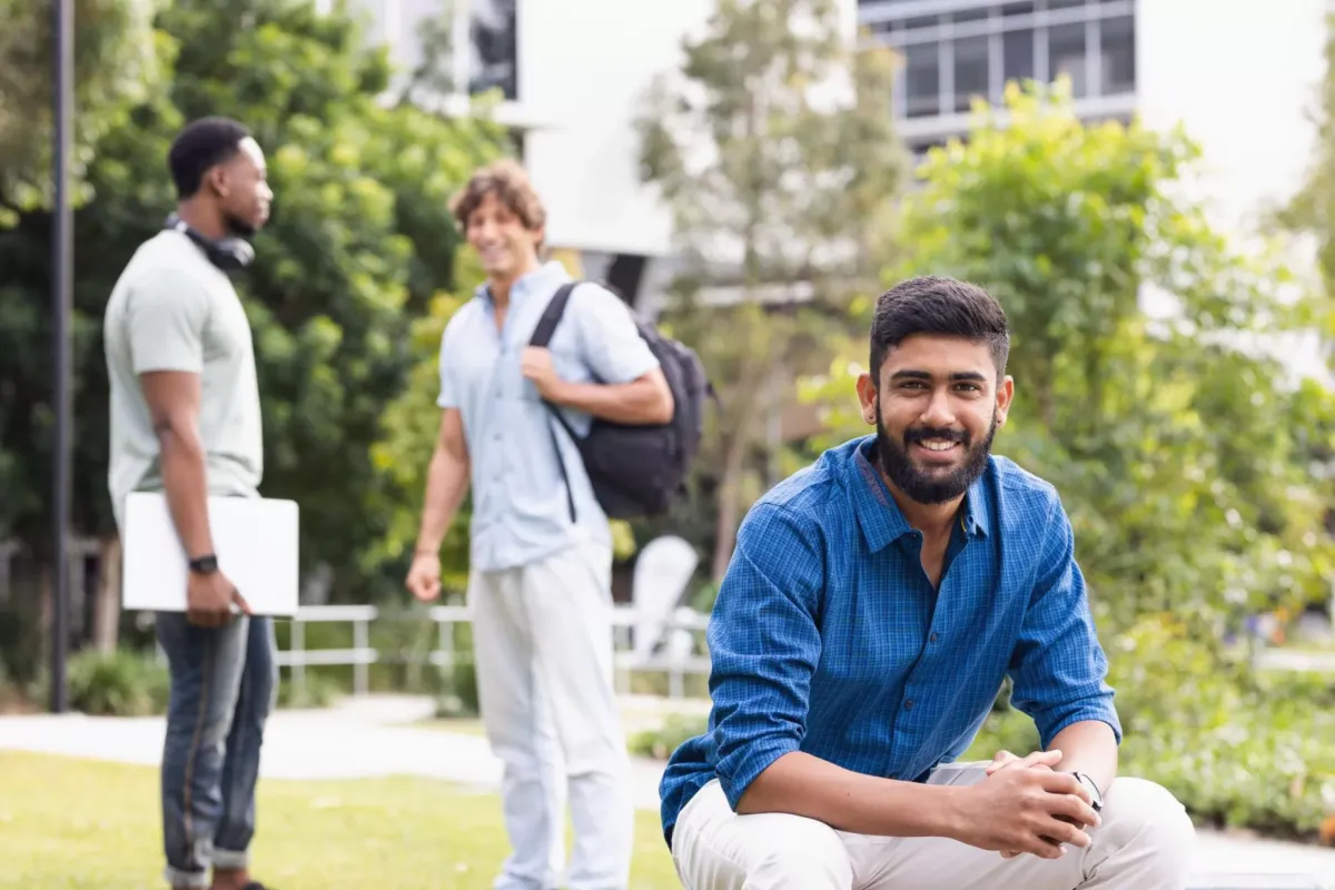 ALÈ Overseas counsellor discussing study abroad plans with a student