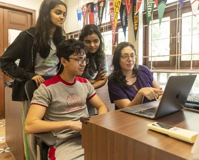 Students receiving overseas education guidance from ALÈ Overseas